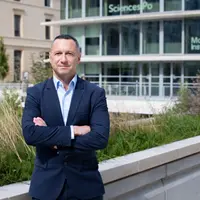 François Purseigle devant le bâtiment de Sciences Po