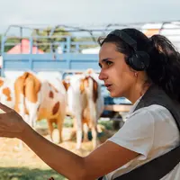 La réalisatrice Louise Courvoisier devant des vaches