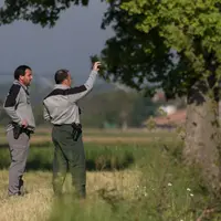 Agents de l'OFB dans un champ sous un arbre