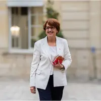 La ministre Annie Genevard à Matignon, téléphone et carnet en main