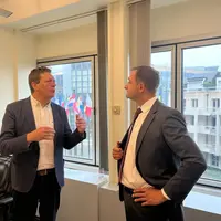 L'eurodéputé Benoit Cassart discutant avec le commissaire à l'Agricultue, Christophe Hansen.