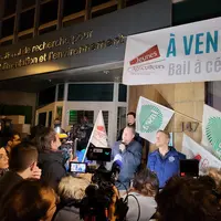 Mobilisations d'agriculteurs de la FRSEA et les JA d'Ile-de-France devant le siège de l'Inrae. Des journalistes filment un agriculteur, micro à la mai