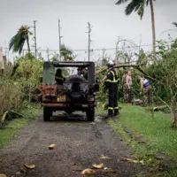 Intervention sécurité civile dans un paysage dévasté à Mayotte