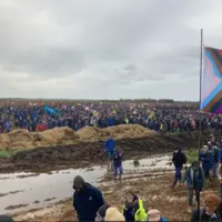 des milliers de manifestants avec des drapeaux près de Sainte-Soline