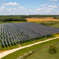 Paysage rural avec friche de panneaux photovoltaïques, agrivoltaïsme.