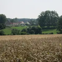 Terres agricoles avec au fond une maison