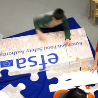Atelier pour enfant avec puzzle formant le logo de l'Efsa