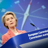 Ursula Von der Leyen devant une image de boussole