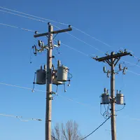 Poteau électrique avec un transformateur