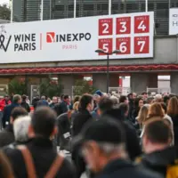 visiteurs à l'extérieur du salon Wine Paris