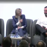 La ministre de la transition écologique Agnès Pannier-Runacher avec Anthony Menard, agriculteur en Anjou et fondateur de Solenat, le 17 février deva