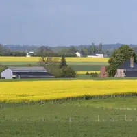 ferme perdue au milieu des champs