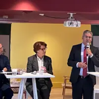 El Mahdi Arrifi, le directeur général de l'Agence pour le développement agricole du Maroc, micro à la main aux côtés d'Annie Genevard et de Jérôme Des