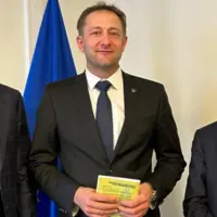 De droite à gauche : Ettore Prandini, président du comité stratégique de Farm Europe, Christophe Hansen, commissaire européen à l’Agriculture et Luc V