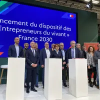 Annie Genevard, ministre de l’agriculteurs, avec les partenaires d’Entrepreneurs du vivant et les premiers bénéficiaires le 27 février au salon de l’A
