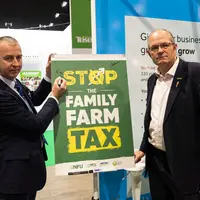 A droite Tom Bradshaw, président du syndicat d'agriculteurs britanniques NFU.