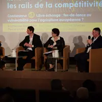 Pascal Lamy, ex-directeur de l’OMC et désormais coordinateur du réseau de think tank Jacques Delors (à gauche), face à Emmanuel Bernard, président de