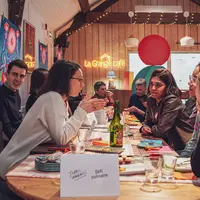 des gens discutent autour d'une table dans un café