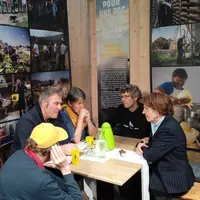 Représentants de la Confédération paysanne avec Annie Genevard au salon de l'Agriculture.