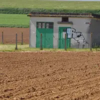 Captage d'eau au milieu de parcelles agricoles