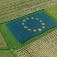 vue aérienne d'un drapeau européen dessiné dans un champ