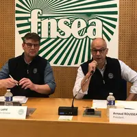 Le secrétaire général de la FNSEA Hervé Lapie, et le président de la FNSEA Arnaud Rousseau, en conférence de presse.