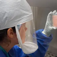 Scientifique américaine travaillant sur le virus H7N9 de la grippe aviaire, dans sa tenue de protection personnelle.