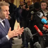 emmanuel macron devant les journalistes au sia 2025