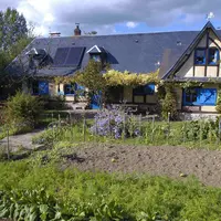 Jardin avec potager devant une maison individuelle en Seine-Maritime.