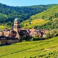Village du Grand Est dans un paysage vallonné