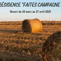 affiche faites campagne ! : meules de paille dans un champ