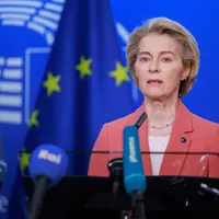 Ursula von der Leyen derrière des micros