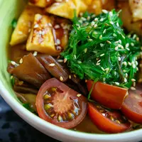 Bol de légumes, alimentation végétarienne et végétalienne.