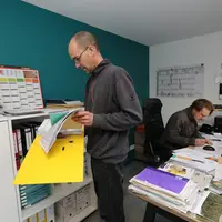Agriculteur effectuant des tâches administratives dans son bureau.