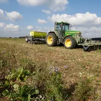 tracteur dans un champ