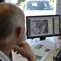 homme réfléchissant devant son ordinateur