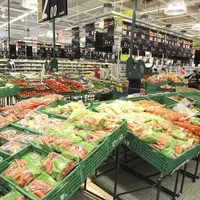 rayon fruits et légumes dans un hypermarché