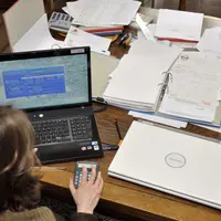 Agricultrice faisant du travail administratif devant son ordinateur