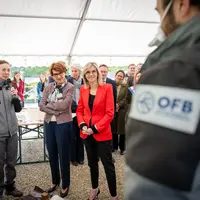 Agnès Pannier-Runacher et Annie Genevard, le 17 avril, avec des agents de l'OFB dans les Yvelines.