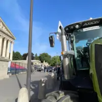 Tracteurs garés devant l'Assemblée nationale