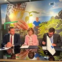 Christophe Hansen, commissaire européen à l’Agriculture, à côté de Gelsomina Vigliotti, vice-président de la BEI en charge de l’agriculture et Cédric