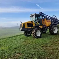 Pulvérisateur dans un champ