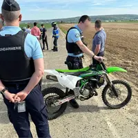 Gendarmes interpellant des jeunes pratiquant un rodéo sauvage à moto cross dans un champ