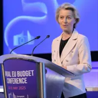 ursula von der leyen devant un micro