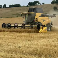 Moissonneuse-batteuse New-Holland CR dans un champ d'orge