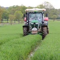 tracteur répandant de l'engrais dans un champ
