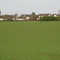Parcelle agricole cultivée sur fond de lotissement