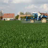Pulvérisation d'une substance phytosanitaire à proximité d'une habitation.