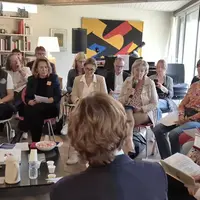 Annie Genevard de dos face à une quinzaine d'agricultrice