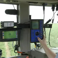 Système de guidage installé dans la cabine de tracteur.